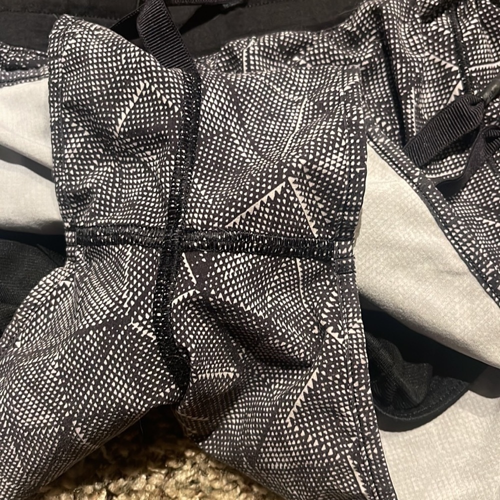 Lululemon Hotty Hot Short (2.5" )
Formation Alpine White Black / Black - Picture 8 of 8
